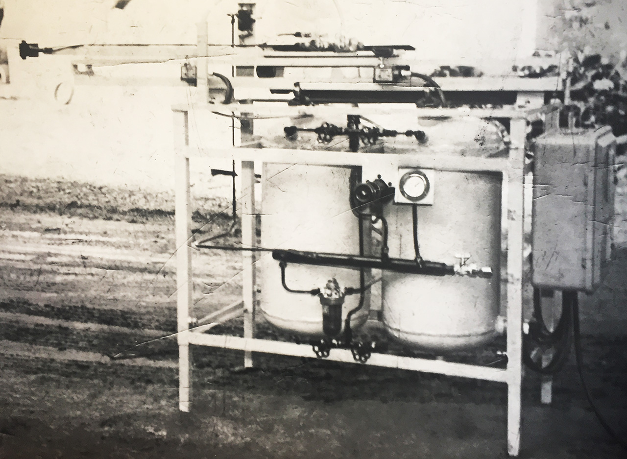 Gianpaolo Bertotti progetta e realizza il suo primo lubrificatore per stampi